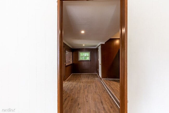 Building Photo - 3 br, 1 bath House - 23081 Springbrook Dr