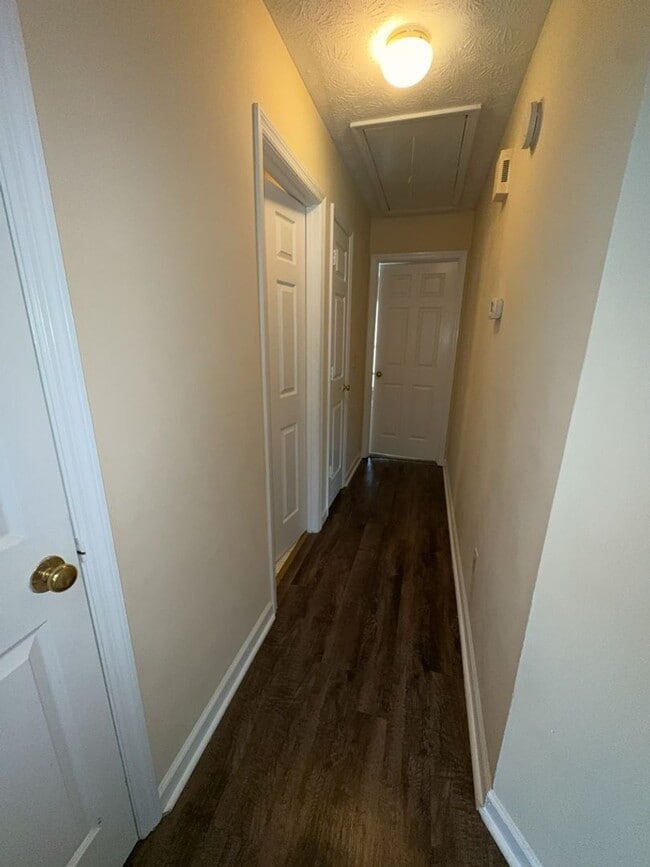 Building Photo - 7003 Robin's Nest Dr