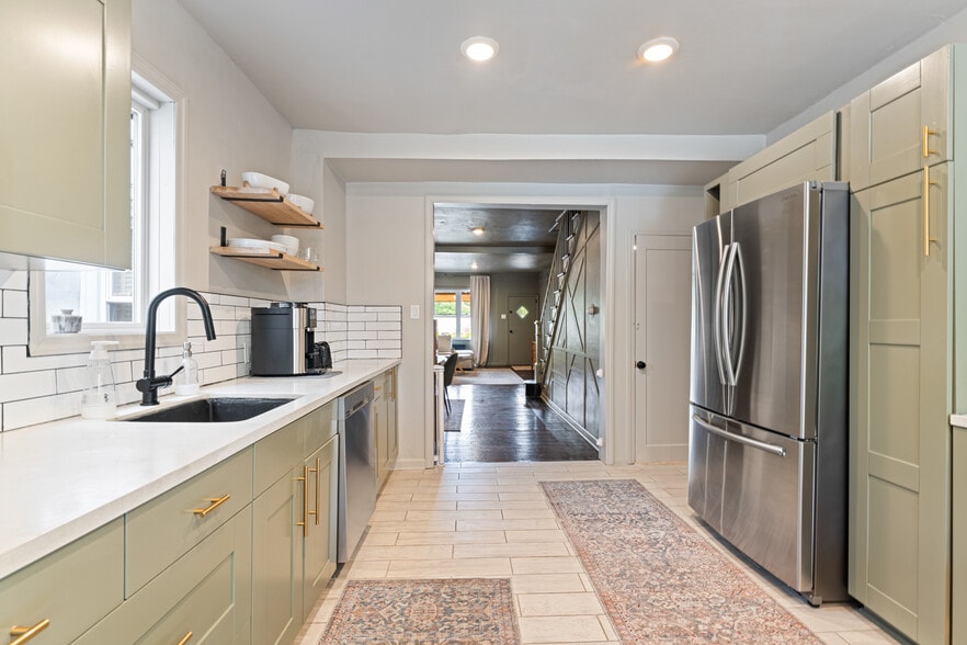 Kitchen - 411 W Cuthbert Blvd