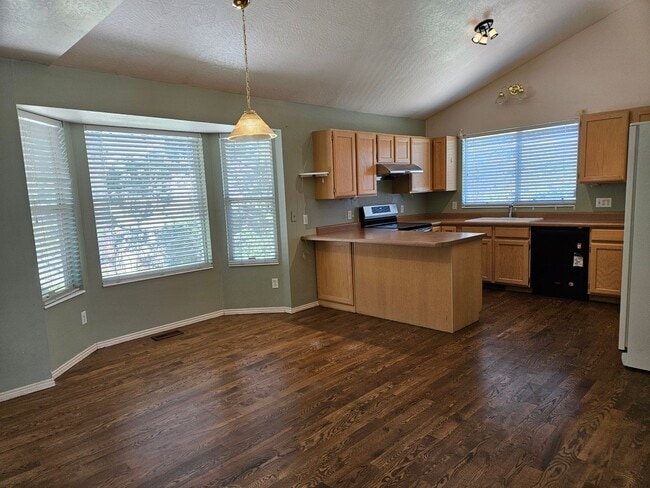 Building Photo - Beautiful 3 Bedroom/2.5 Bathroom in Midvale