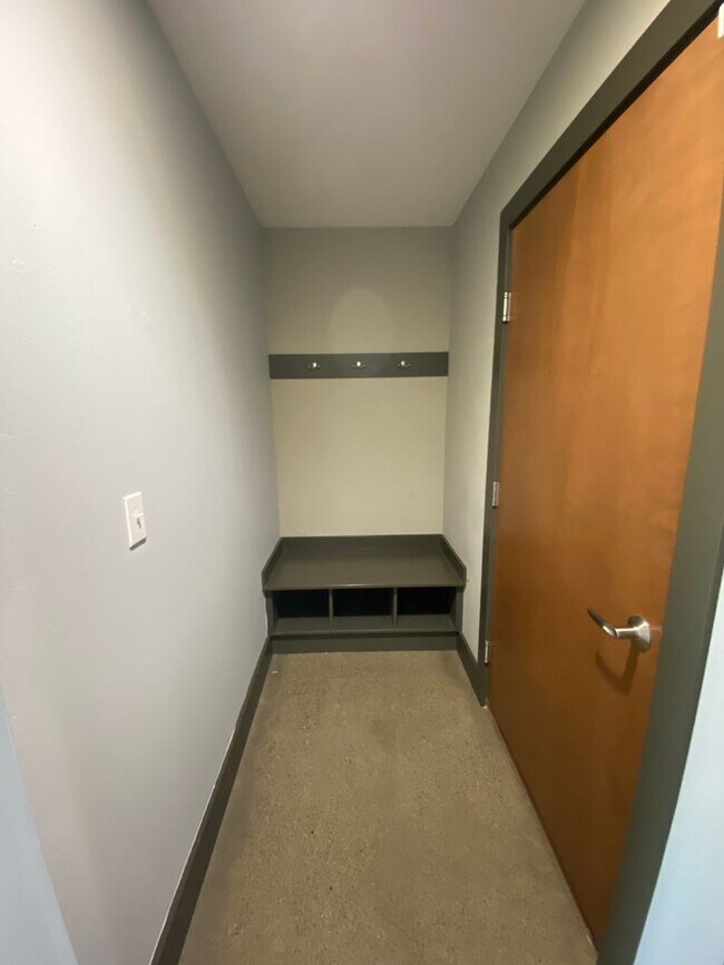 Building Photo - Modern Urban Living with Iconic Skyline Views  + 2 Weeks Free Rent