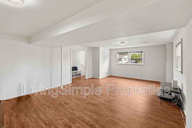 Building Photo - 1213 Gladstone Dr
