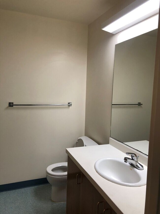 Building Photo - RENT REDUCTION -Spacious 5bdr/3bath units available for a lease ending May 30. Building is locate...