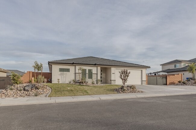 Building Photo - Beautiful Property in the Sage Canyon Neig...