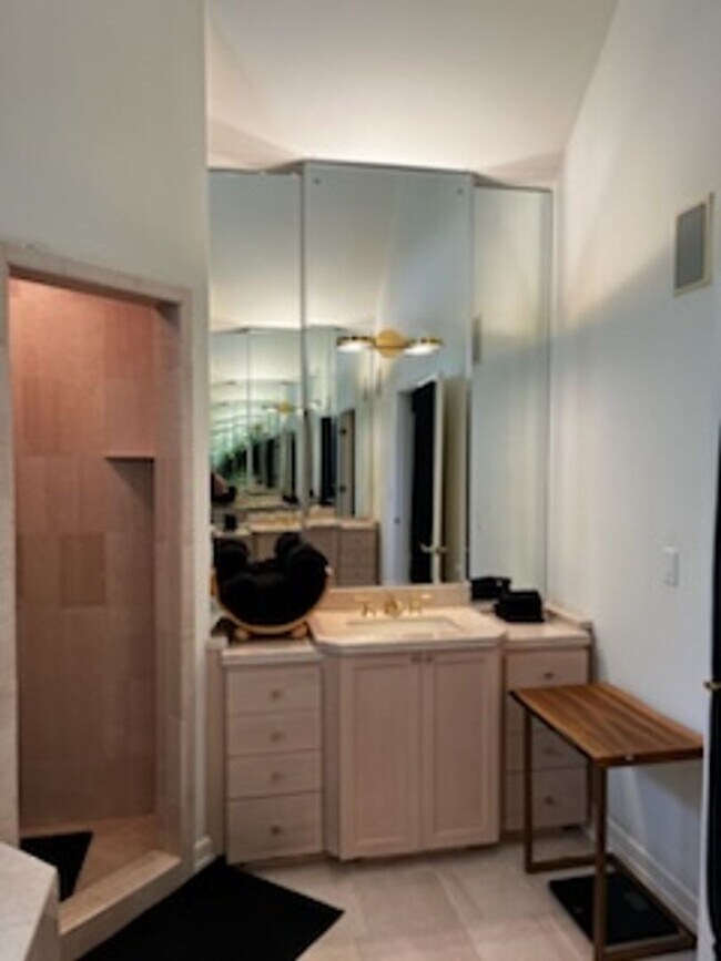 Building Photo - Stunning Custom Built Home with ALL Utilit...