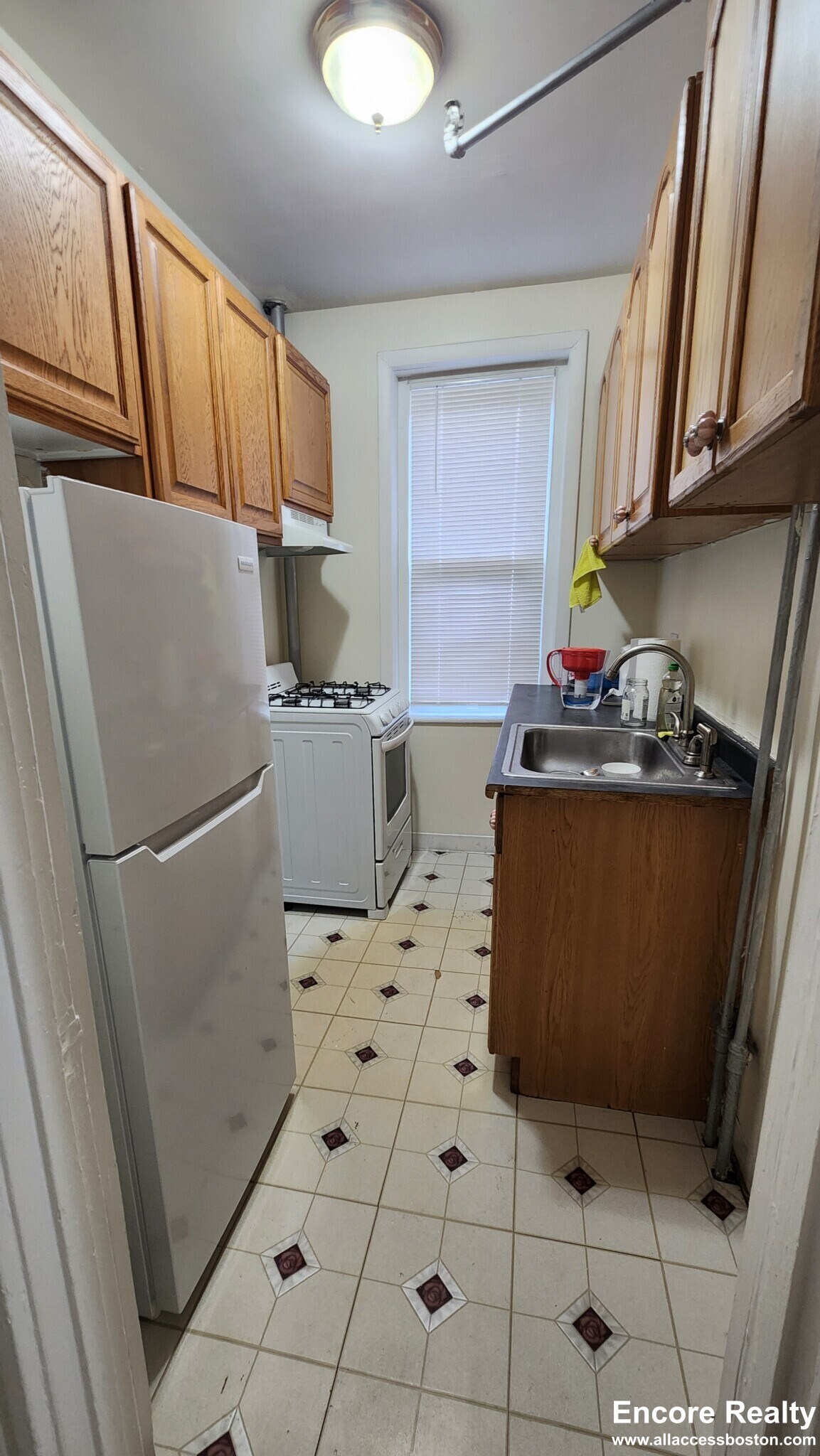 Building Photo - 352 Riverway