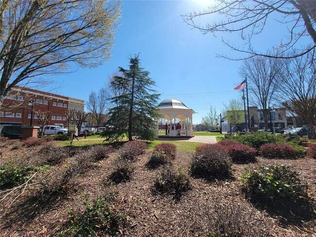 Building Photo - 251 Archer St