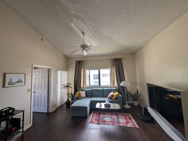 Building Photo - 2550 SW 18th Ter