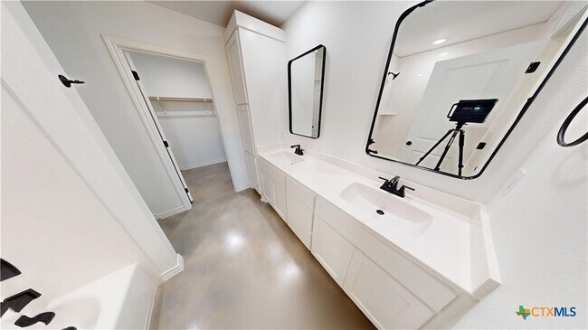 Building Photo - 905 Smoke Tree Ln