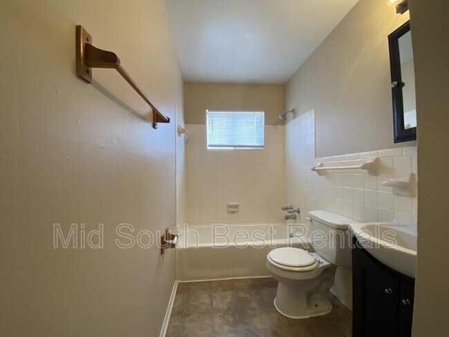 Building Photo - 3988 Oakshire St