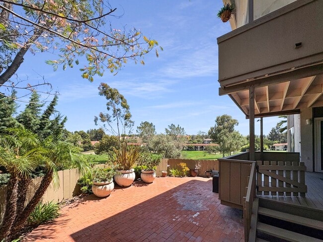 Building Photo - Spacious 2B/2.5BA Townhome w/ Stunning Vie...
