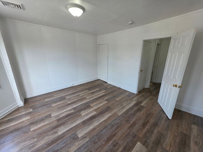 Building Photo - 1615 Lancaster Ave