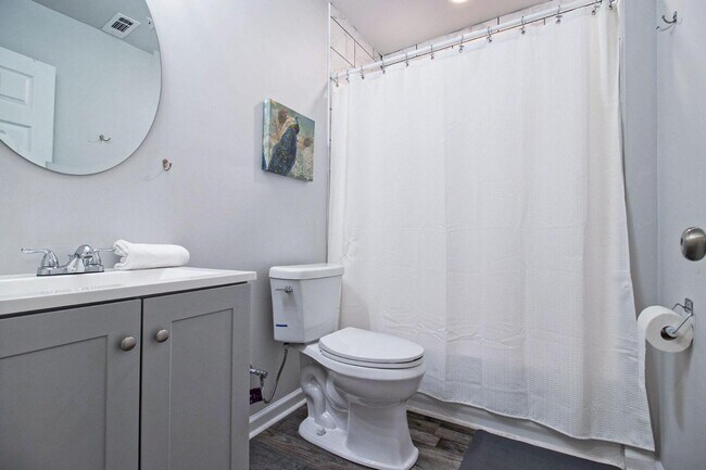 Building Photo - 213 Claire Dr SE