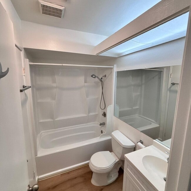 Building Photo - LIGHT & BRIGHT UPGRADED, 2 BEDROOM CONDO, ...