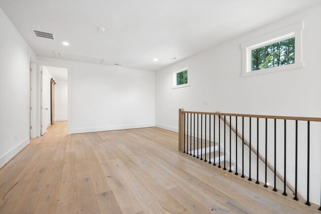 Building Photo - Custom 5 bedroom, 5 bathroom home with Woo...