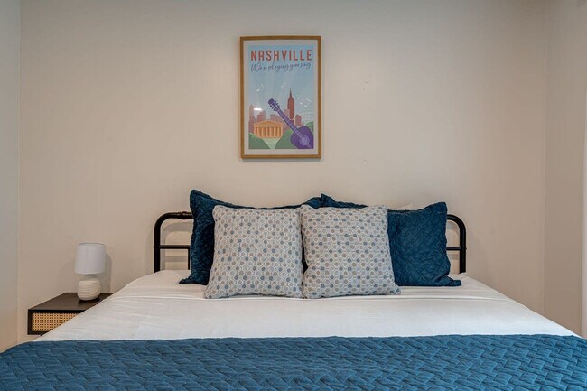 Building Photo - 801 Hillview Heights