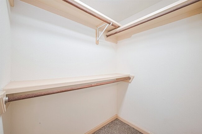 Building Photo - 982 W Donovan St