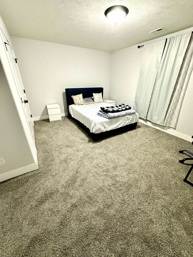 Building Photo - Spacious 5 Bed Home in Bloomington