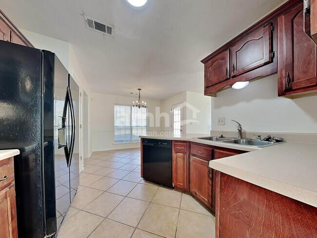 Building Photo - 5767 Lillian Bend Dr