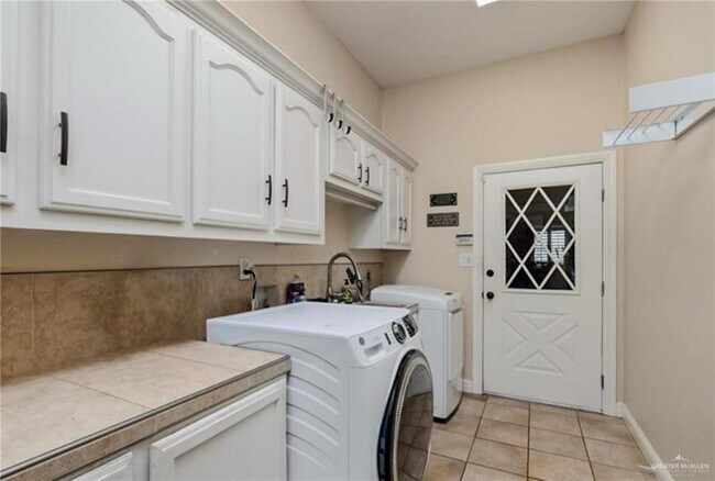 Building Photo - 2513 Kings Dr