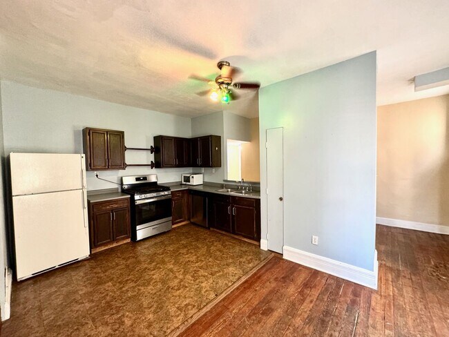 Building Photo - 4 Bed/2 bath UC Rental On Victor + Parking...