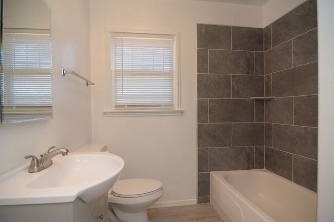 Building Photo - Charming 2 Bedroom 1 Bath Home! Close to the UofA!