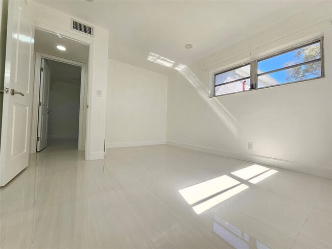 Building Photo - 6201 SW 37th St