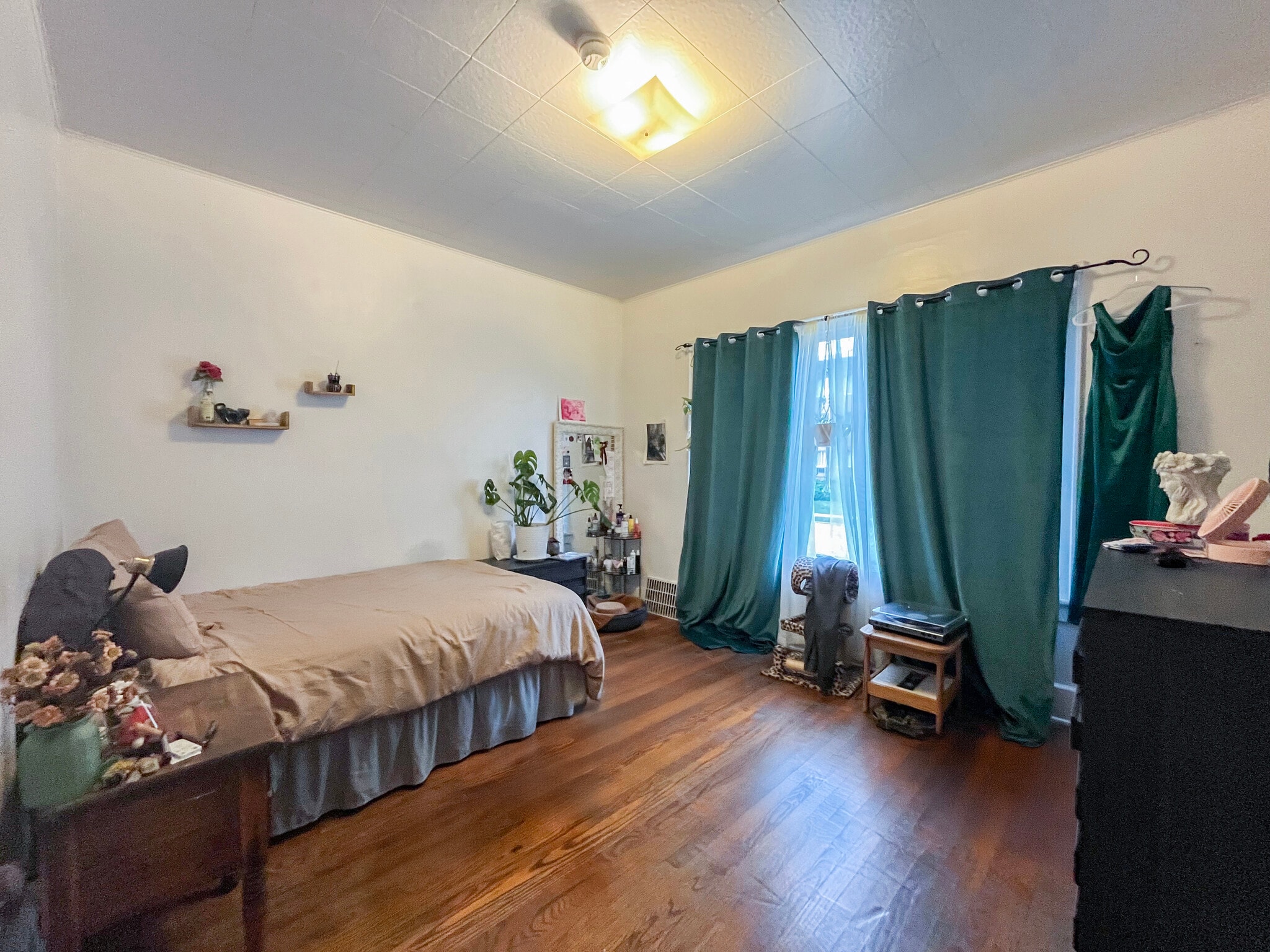Room #1 - 2453 N Oakland Ave