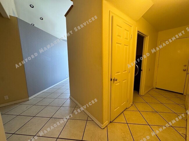 Building Photo - HALF OFF FIRST MONTH'S RENT! 4 BEDROOM 2.5 BATHROOM HOME