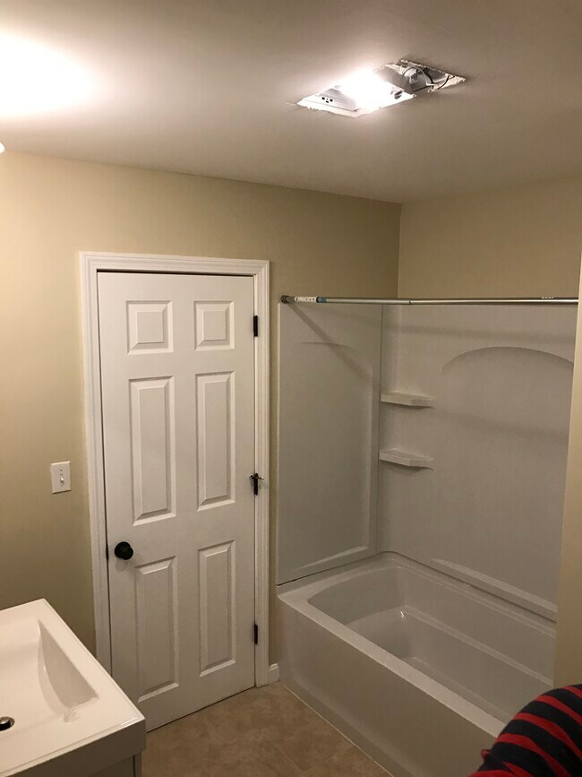 bath angle 2 - 1224 Lawrence St