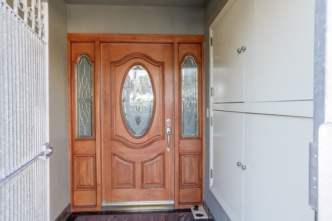 Building Photo - Spacious 3 Bed / 2 Bath Flat with garage parking in Outer Richmond. YouTube tour!