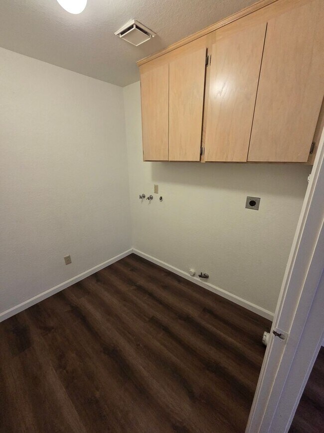 Building Photo - Turlock condo - 2 bedroom 2 bathroom Single Story