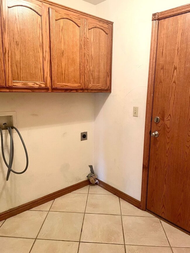 Building Photo - Beautiful 4-Bedroom Home
