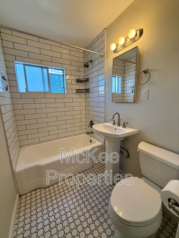 Building Photo - 216 Fir St