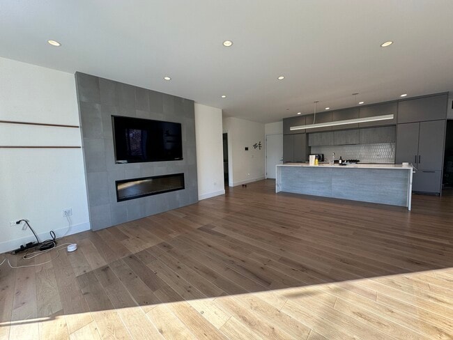 Building Photo - 550 N Ogden Ave