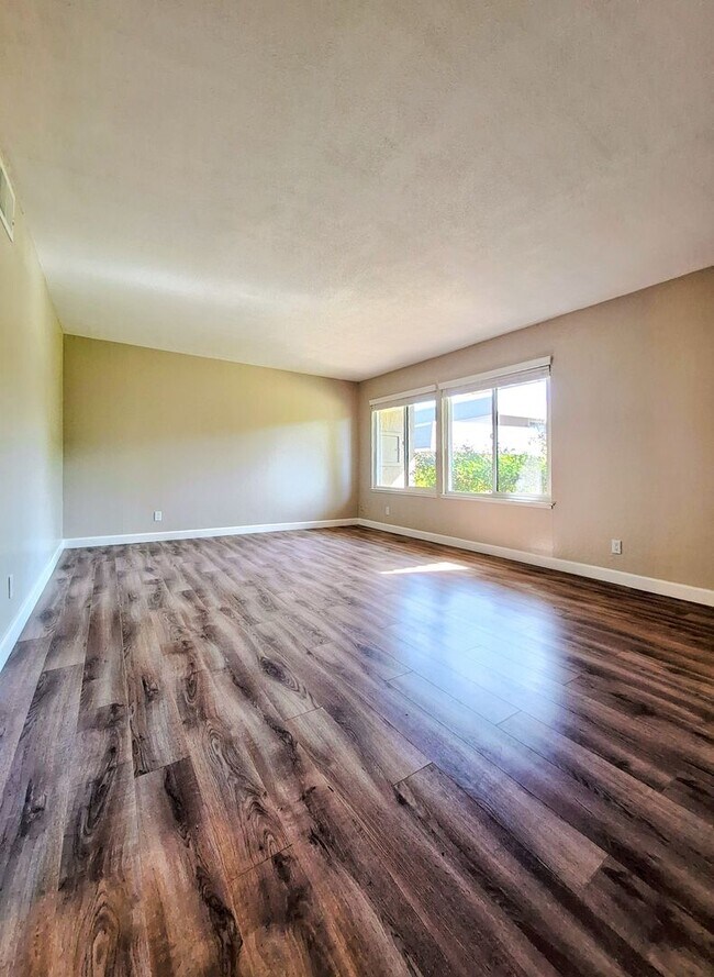 Building Photo - Beautiful & Spacious 3bd Townhouse w/Detached Garage