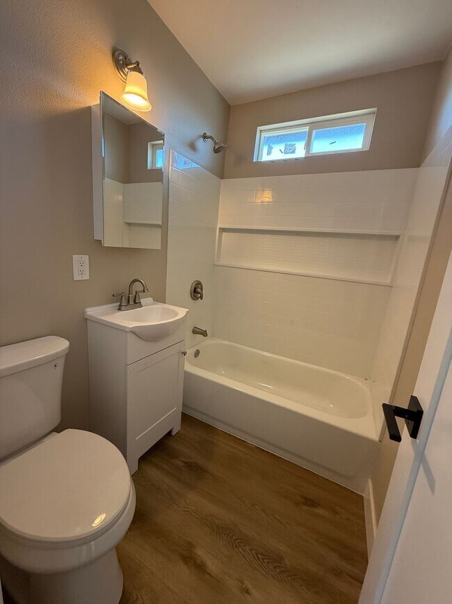 Building Photo - Fully Renovated 2 Bed 1 Bath Home