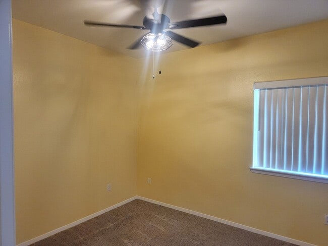Building Photo - 3 Bedroom 2 Bath Condo