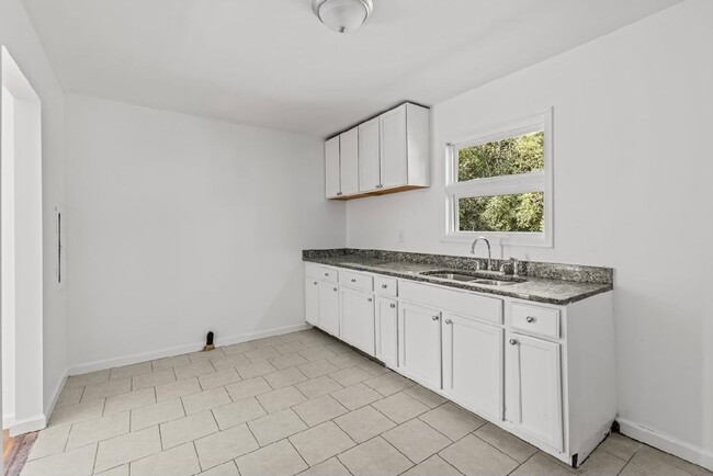 Building Photo - Newly renovated 4 bedroom, 2 bath home wit...