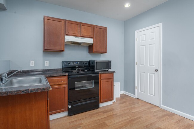 Building Photo - Two Bedroom Rental for Immediate Move In W...