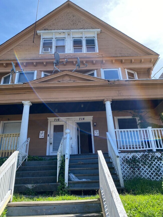 Building Photo - 714-716 Prescott st