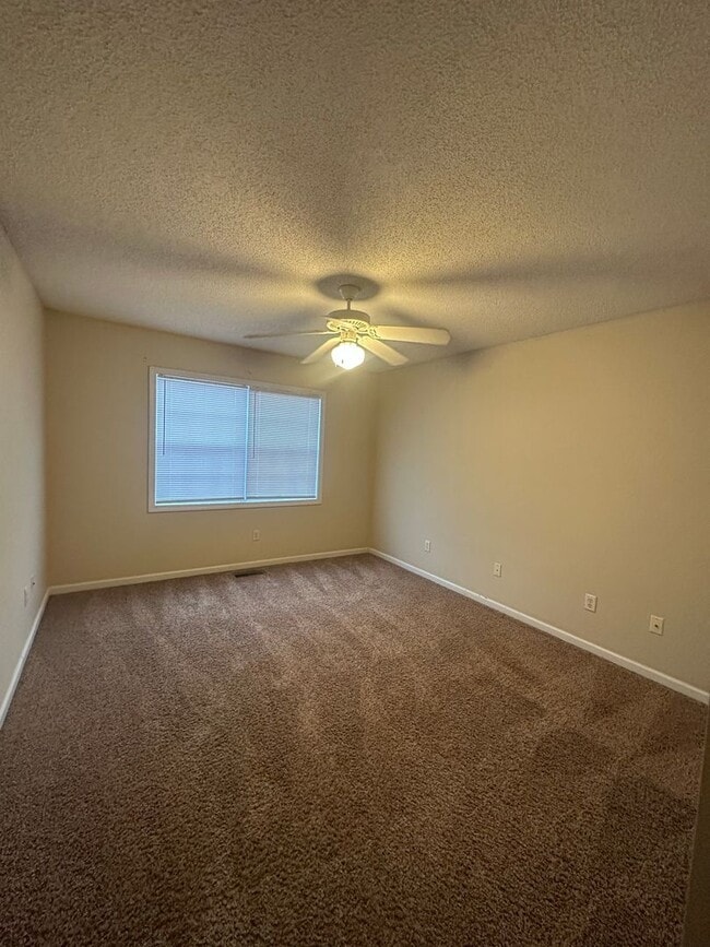 Building Photo - Dunwoody Subdivision - End Unit!  EXTRA PARKING!