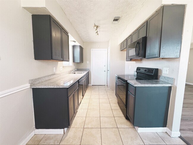 Building Photo - 15822 Baybriar Dr