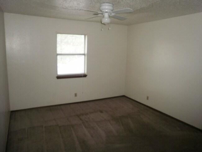 Building Photo - 224-226 Skylark Ct