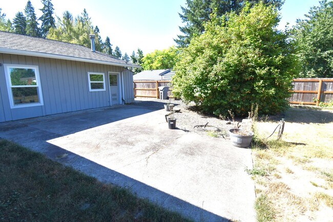 Building Photo - Desirable North Albany home.