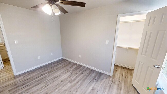 Building Photo - 130 Wind Ridge Dr