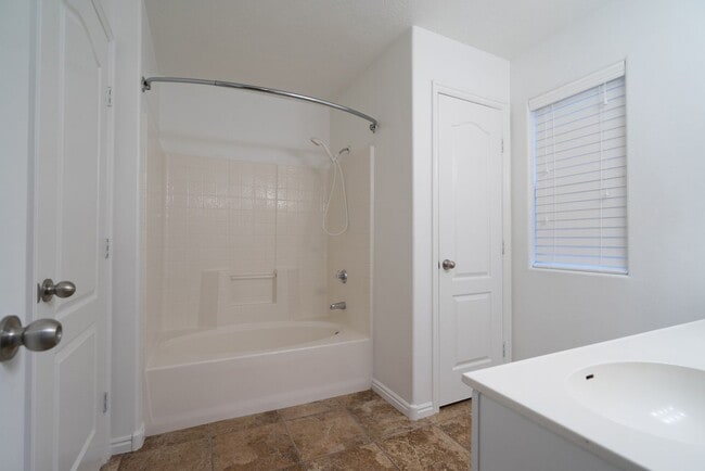 Building Photo - La Paloma Condo with 2-Bedrooms and 2-Bathrooms