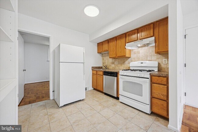 Building Photo - 348 Ripka St