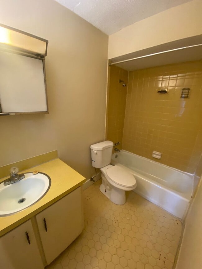 Building Photo - **AVAILABLE NOW**3 Bedroom / 2 Bathroom Ho...