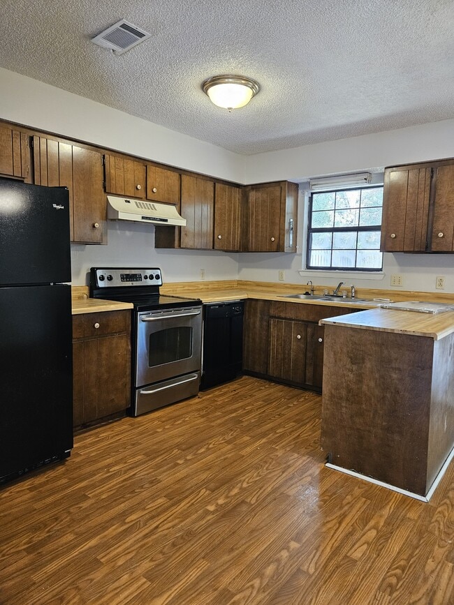 Building Photo - 227 Sequoia Cir